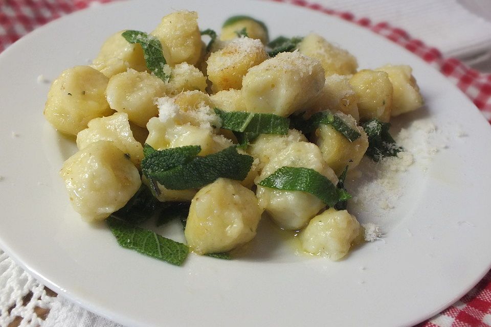 Selbstgemachte Gnocchi in Salbei-Butter