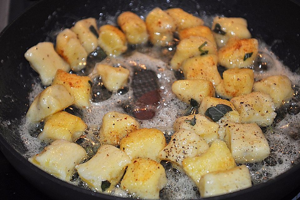 Selbstgemachte Gnocchi in Salbei-Butter