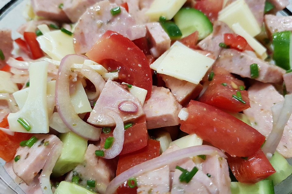 Wurstsalat mit Salatgurke und Käse