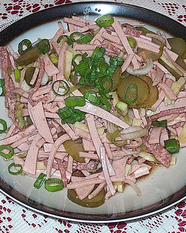 Wurstsalat mit Salatgurke und Käse