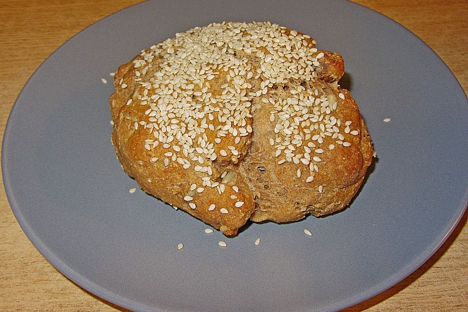 Dinkelvollkornbrötchen mit Quark und ganzen Haselnüssen