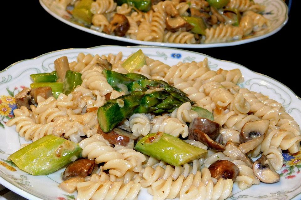 Tagliatelle mit grünem Spargel und Champignons