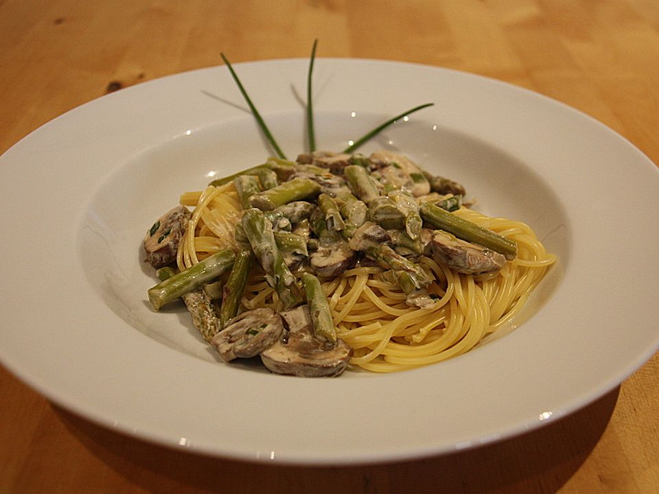 Tagliatelle mit grünem Spargel und Champignons von lachenimherz| Chefkoch