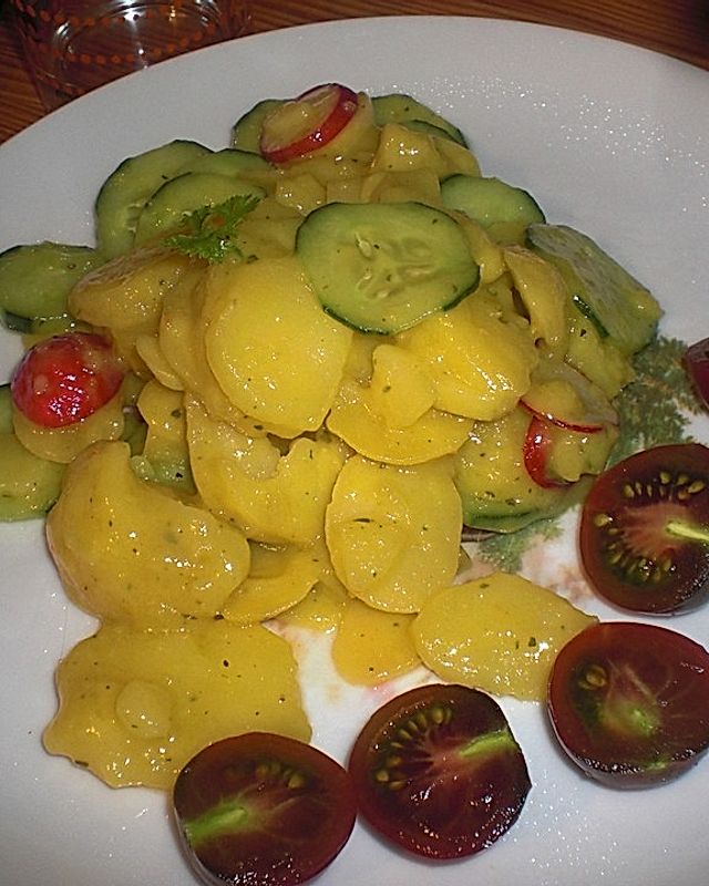 Frischer Kartoffel-Gurken Salat