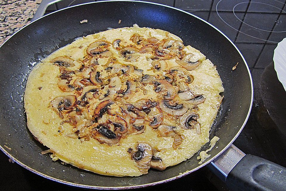 Pfannkuchen mit Champignons und Käse