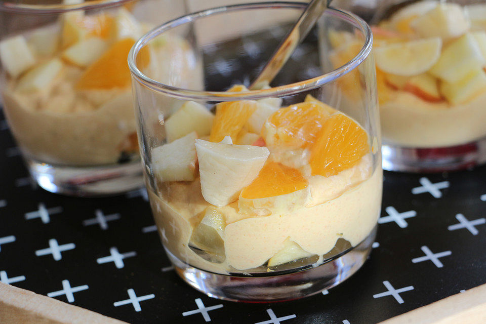 Frühstücksquark mit Orangensaft und Haferflocken