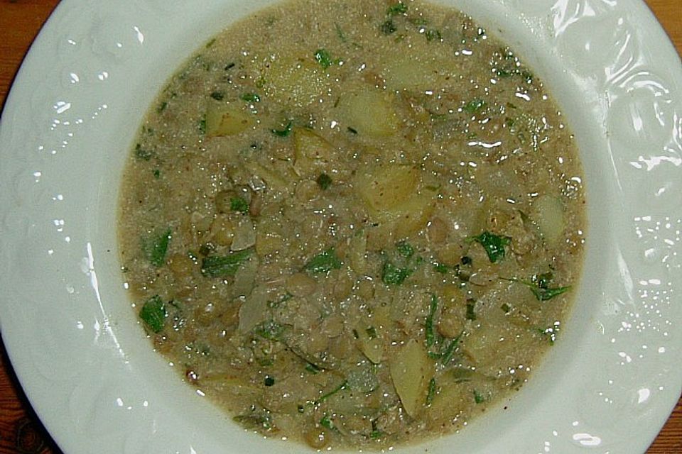 Linsensuppe mit Kartoffeln und Kräutern