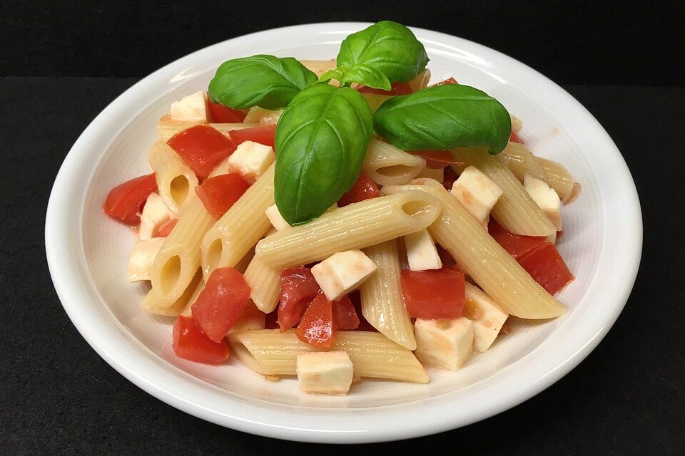 Nudelsalat mit Tomaten und Mozzarella