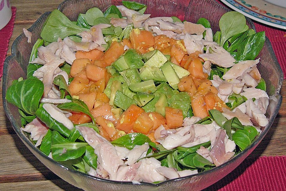 Feldsalat mit Papaya und Avocado an geräucherter Forelle