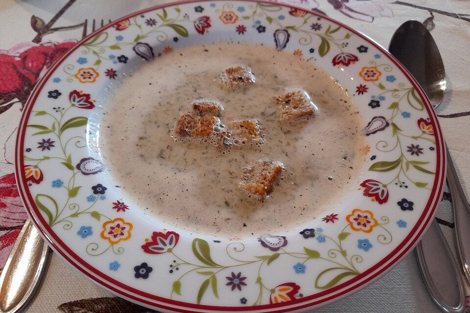 Kräuter-Rahm-Süppchen mit Knoblauch-Croutons