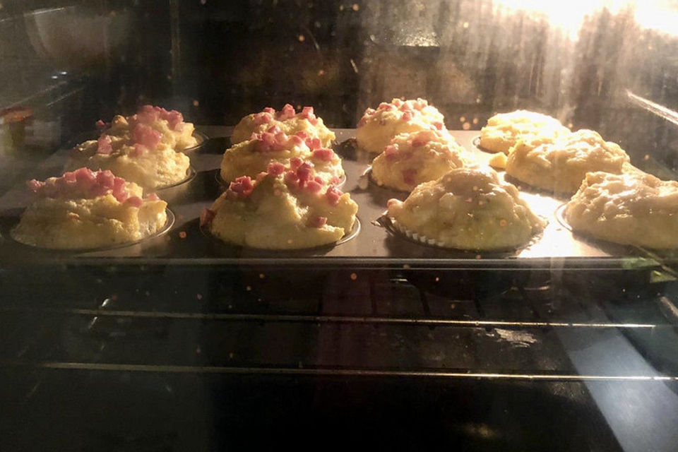 Herzhalft Polenta-Muffins mit Parmesankruste