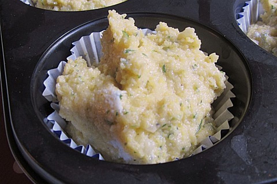 Herzhalft Polenta-Muffins mit Parmesankruste