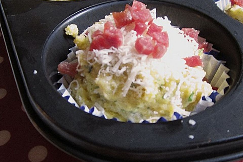 Herzhalft Polenta-Muffins mit Parmesankruste