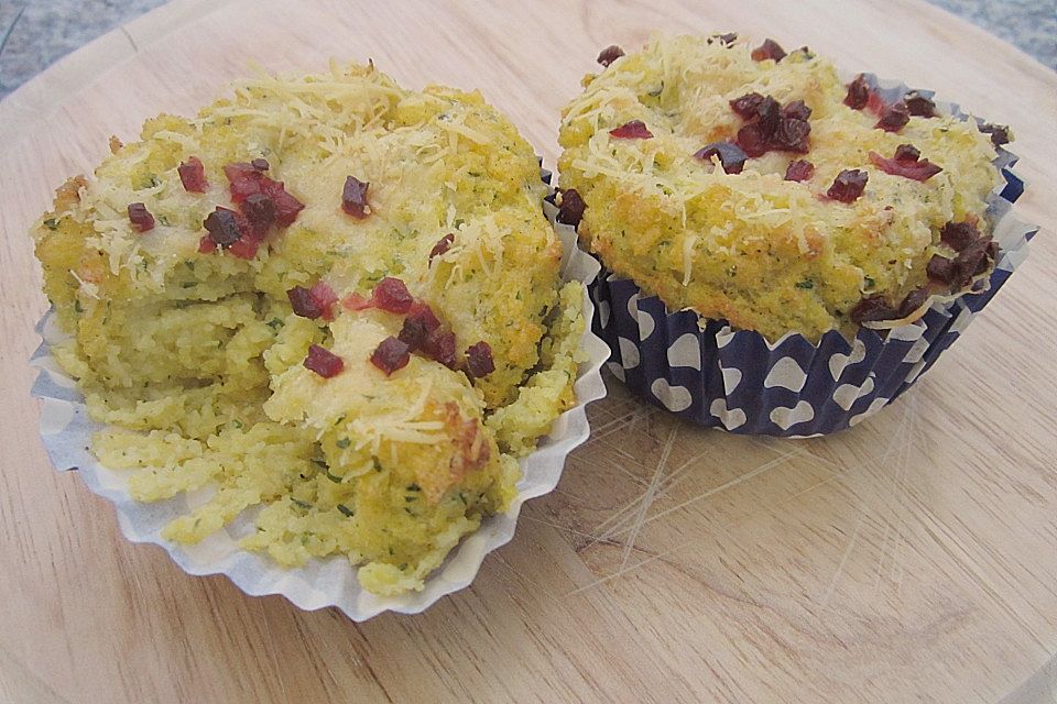 Herzhalft Polenta-Muffins mit Parmesankruste