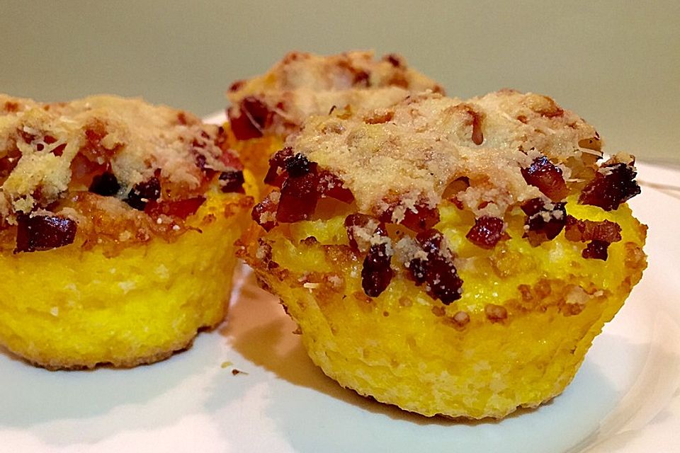 Herzhalft Polenta-Muffins mit Parmesankruste