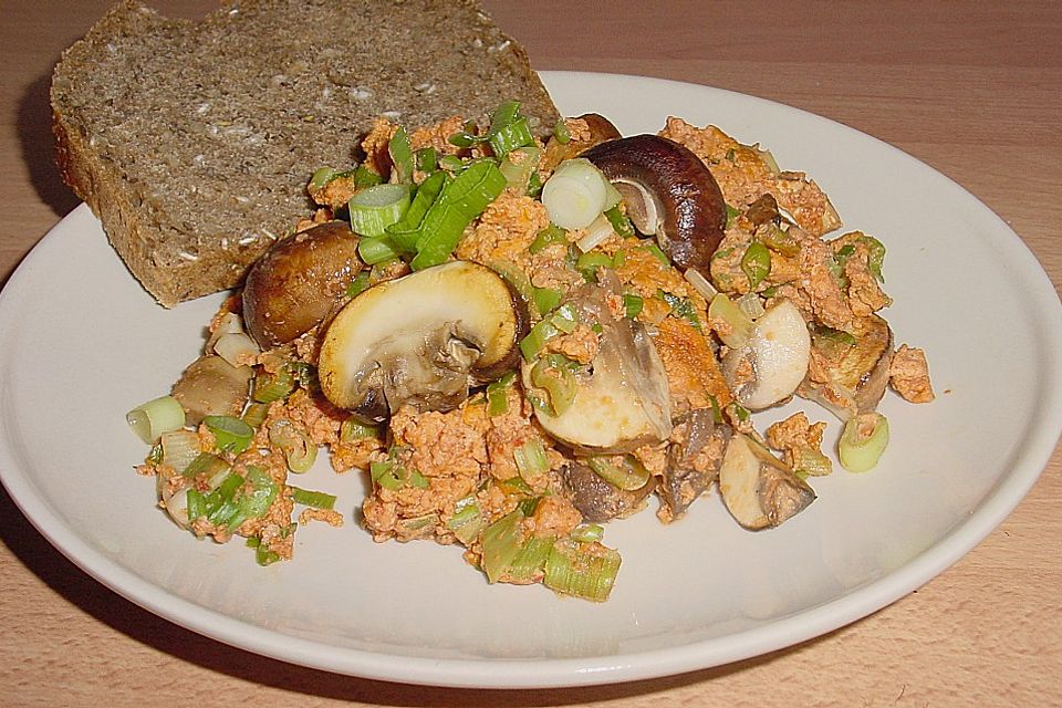 Rotes Rührei mit Champignons