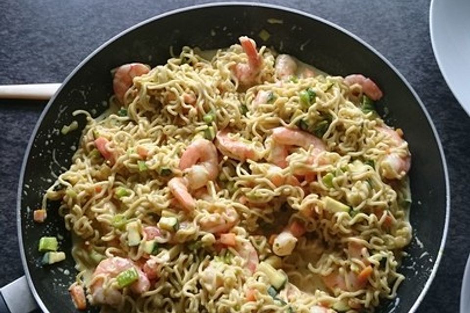 Curry-Shrimps-Sauce mit Mie-Nudeln Curry-Shrimps-Sauce mit Mie-Nudeln