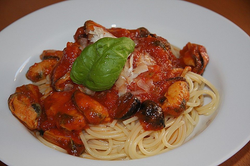 Spaghetti mit Muscheln und Oliven in Tomatensoße