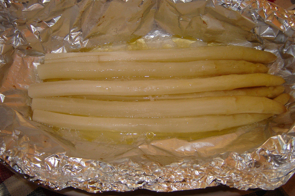 Spargel in Alufolie