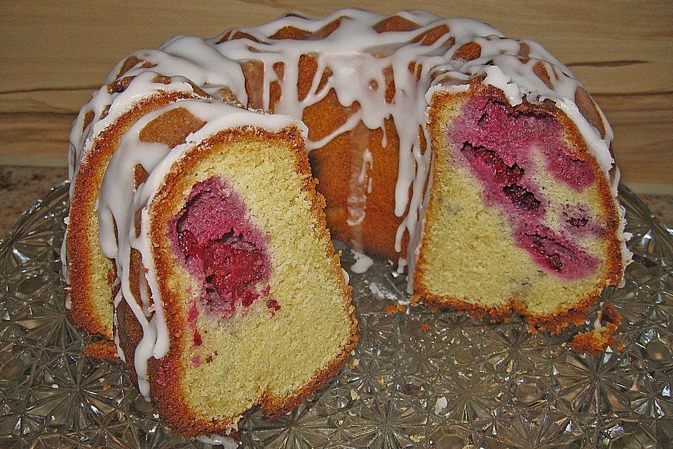 Zitronenkuchen mit Brombeeren