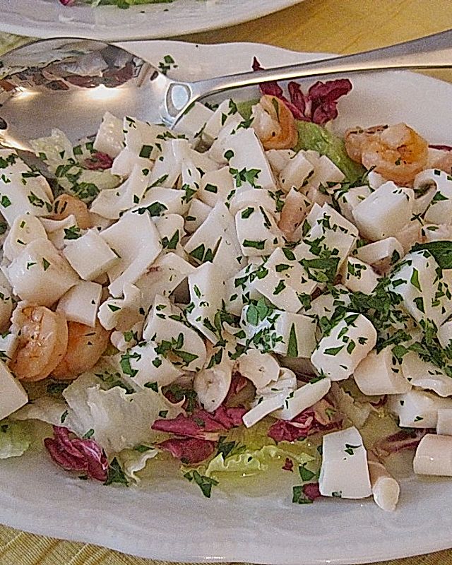 Meeresfrüchtesalat mit Radicchio und Eisbergsalat