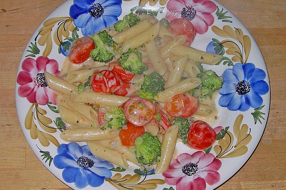 Penne mit Brokkoli, Kirschtomaten und Knoblauchrahm