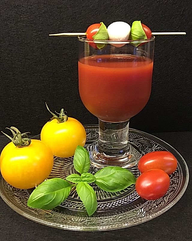 Tomaten-Shooter mit Tomaten-Mozzarella-Basilikum-Spießen