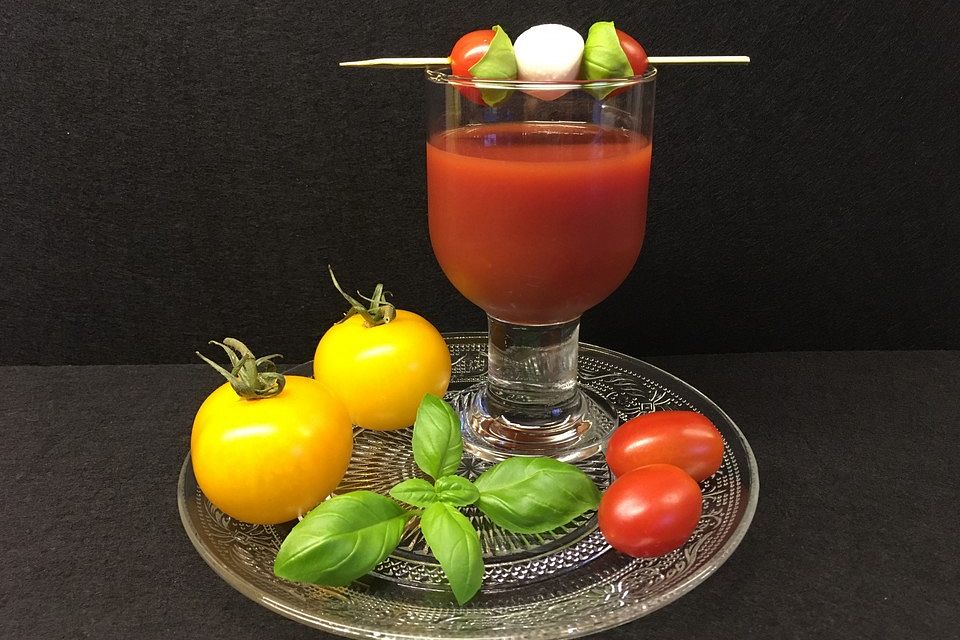 Tomaten-Shooter mit Tomaten-Mozzarella-Basilikum-Spießen