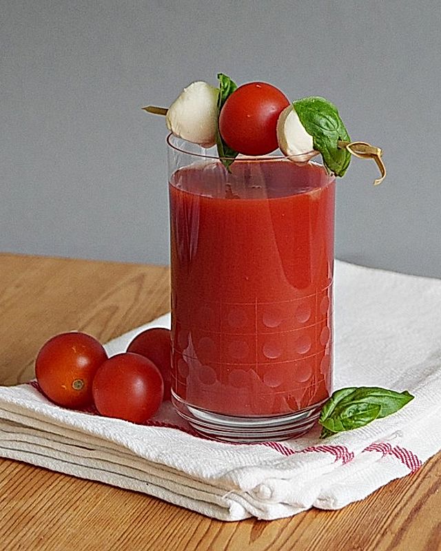Tomaten-Shooter mit Tomaten-Mozzarella-Basilikum-Spießen