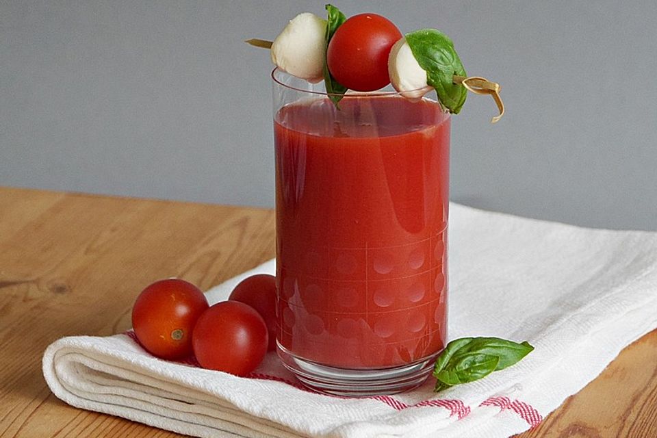 Tomaten-Shooter mit Tomaten-Mozzarella-Basilikum-Spießen