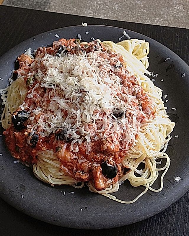 Spaghetti Puttanesca mit Thunfisch