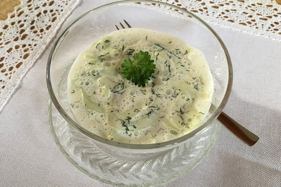 Gurkensalat mit Frischkäse