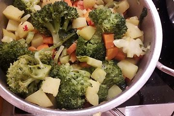 Indisch gewürzte Kartoffel-Brokkoli-Möhren-Suppe