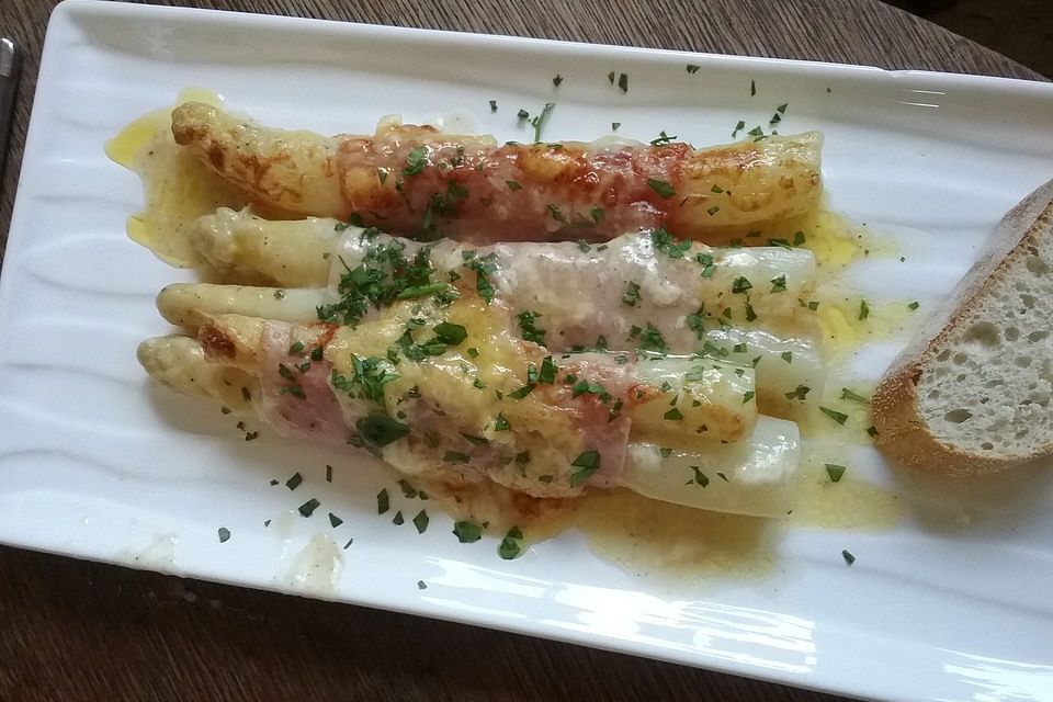 Überbackene Spargel-Schinken-Rollen