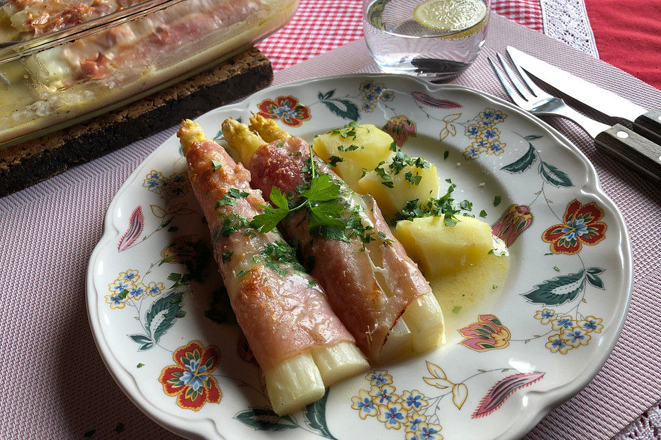 Überbackene Spargel-Schinken-Rollen