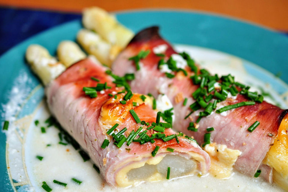 Überbackene Spargel-Schinken-Rollen