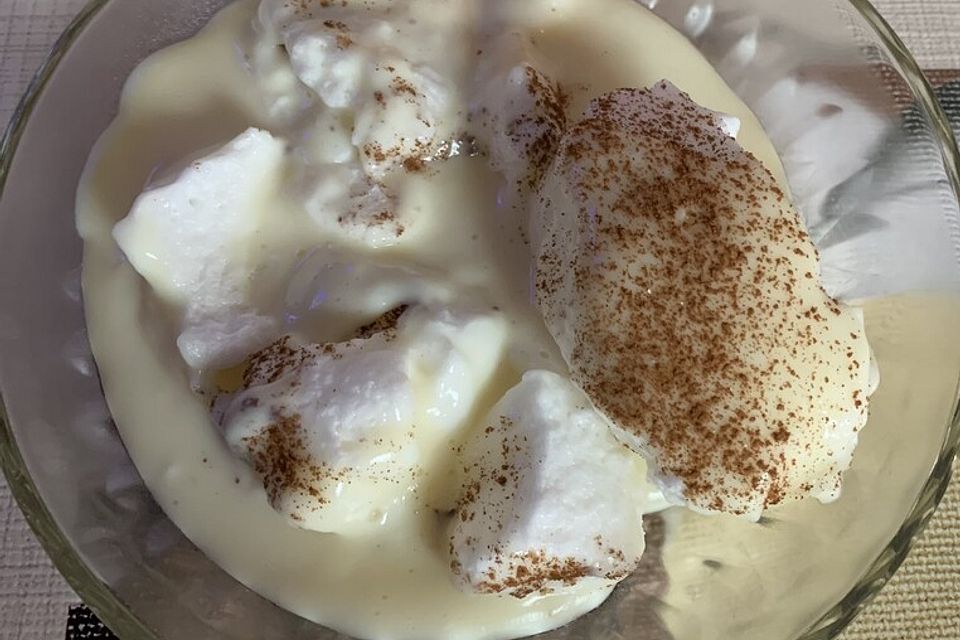 Vanille-Milchsuppe mit Schneeklößchen nach Uromas Art