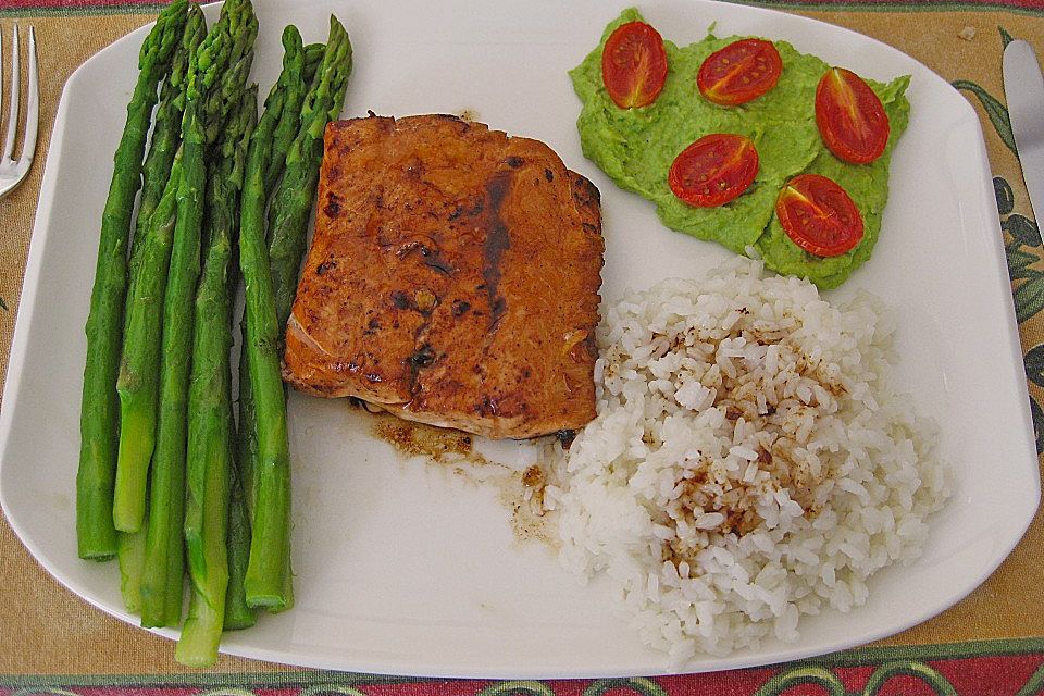 Lachsfilet Teriyaki an Erbsen-Wasabipüree mit karamellisierten Tomaten