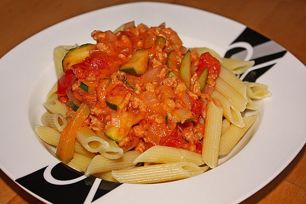 Penne mit veganer Sauce Bolognese mit Zucchini von Lady_Cuisine | Chefkoch