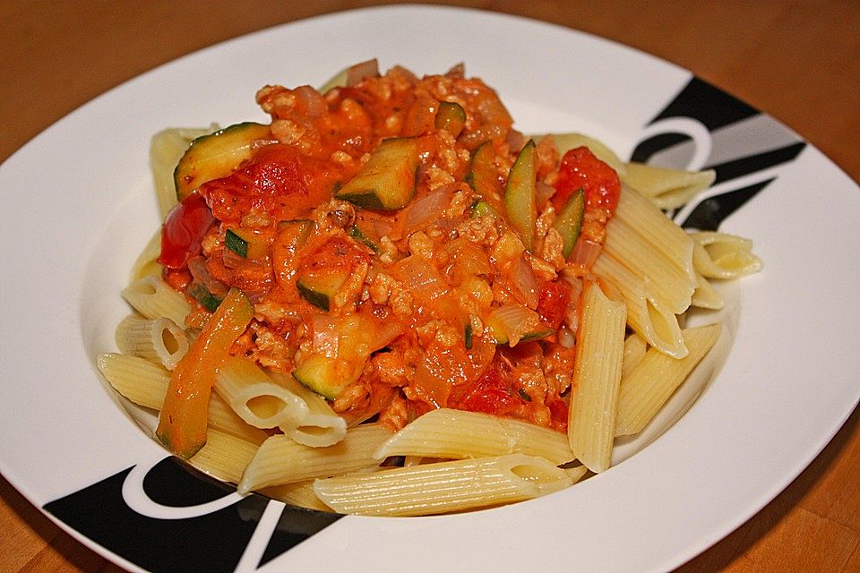 Penne mit veganer Sauce Bolognese mit Zucchini