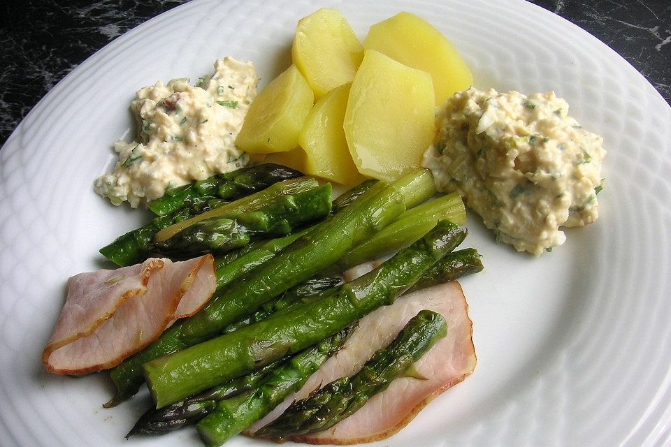 Grüner Spargel mit Eier-Feta Sauce