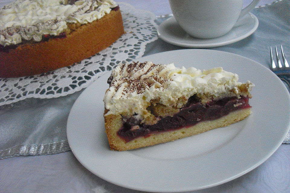 Kirsch-Streuselkuchen mit Sahne