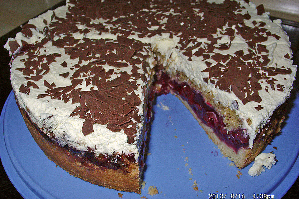 Kirsch-Streuselkuchen mit Sahne