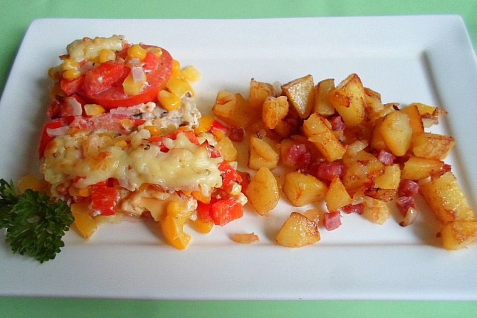 Überbackenes Paprika-Mais-Schnitzel mit Bratkartoffeln