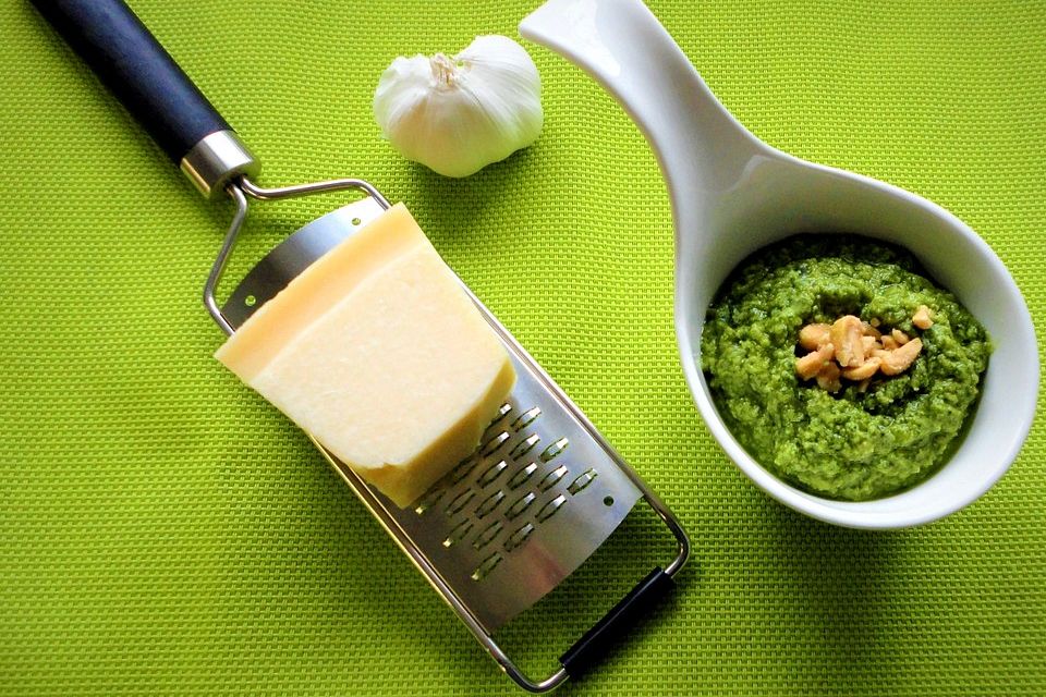 Mediterranes Erdnuss-Rucola-Pesto