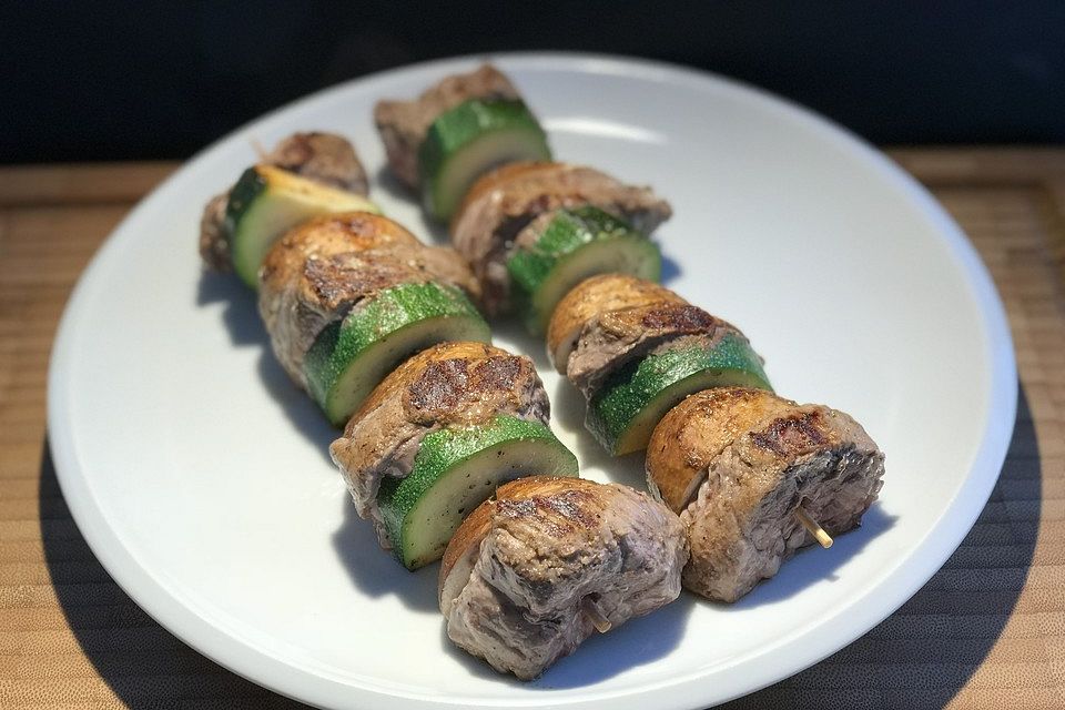 Roastbeef-Zucchini-Spieße mit Champignons