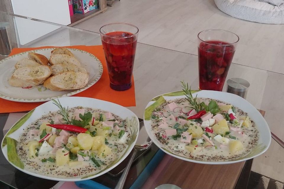 Frische russische Sommersuppe für heiße Tage Frische russische Sommersuppe für heiße Tage