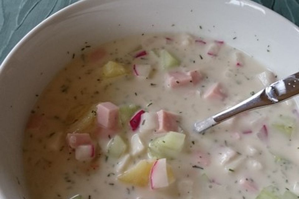 Frische russische Sommersuppe für heiße Tage Frische russische Sommersuppe für heiße Tage