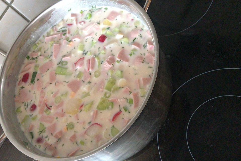 Frische russische Sommersuppe für heiße Tage Frische russische Sommersuppe für heiße Tage