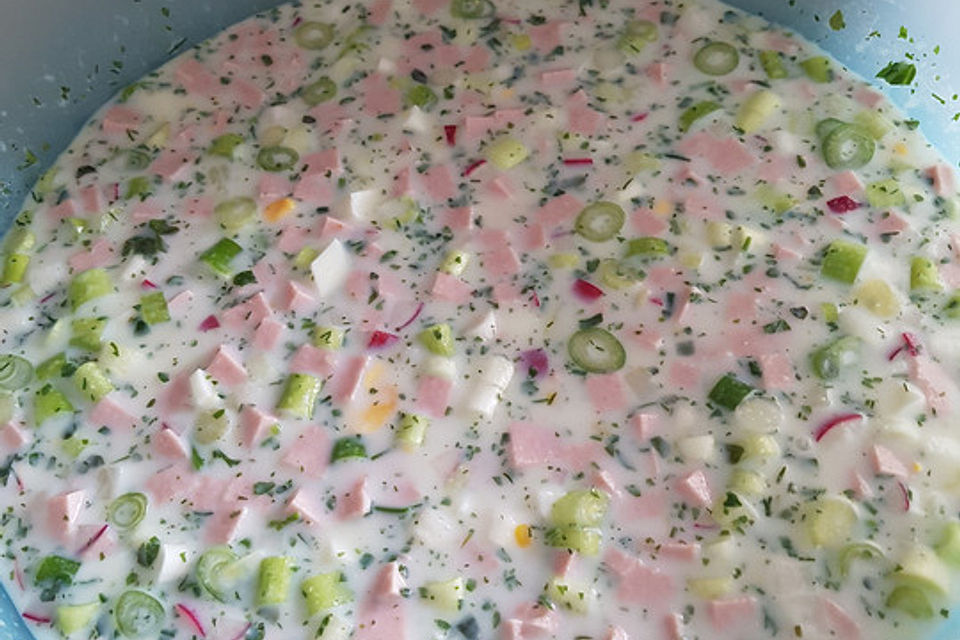 Frische russische Sommersuppe für heiße Tage Frische russische Sommersuppe für heiße Tage